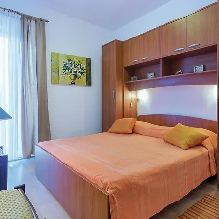 2 Bedroom Amazing In Appartamento Pola