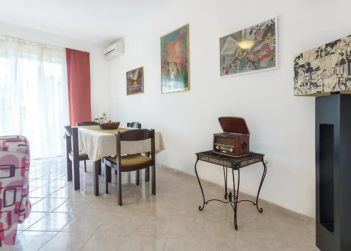 2 Bedroom Amazing In Διαμέρισμα Πούλα
